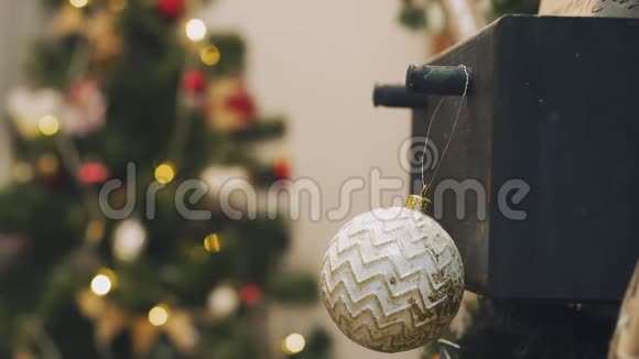 把圣诞装饰挂在圣诞树上用球装饰圣诞树视频的预览图