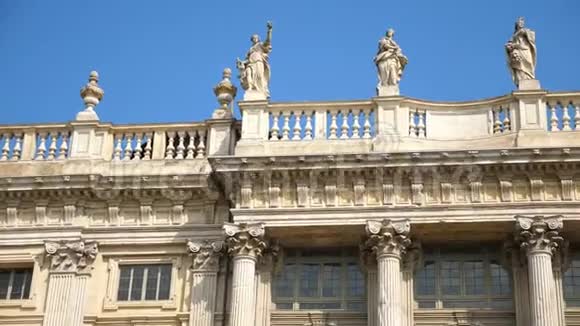 托里诺意大利2018年7月7日意大利皮埃蒙特地区都灵城的美丽建筑优雅的雕像视频的预览图