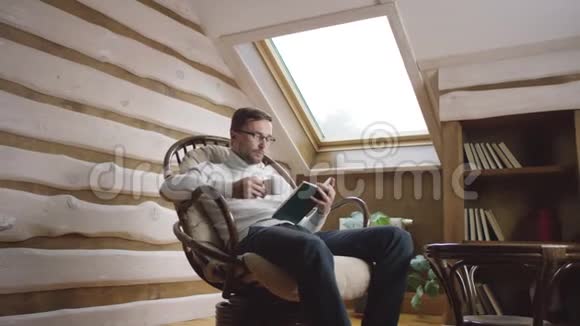男人在椅子上看书喝咖啡视频的预览图