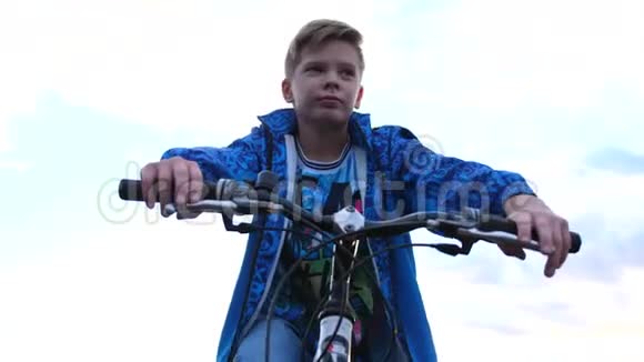 青少年骑自行车在新鲜空气中做运动旅游和主动娱乐快乐童年的时刻视频的预览图