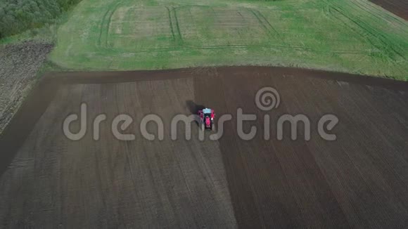 农用拖拉机在秋季农田播种作物空中视频的预览图