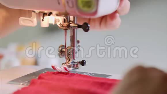 女裁缝手用直缝机缝制红色服装视频的预览图