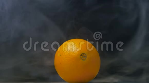 新鲜成熟的橙在冷的桌子上从霜中缓慢地蒸汽关闭复制空间视频的预览图