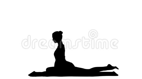 年轻漂亮的女人做瑜伽姿势伸展身体轨迹视频的预览图