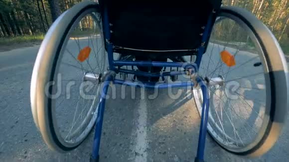 带残疾人的移动训练轮椅的后视图视频的预览图