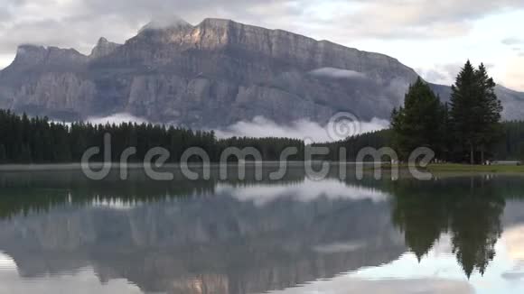 加拿大阿尔伯塔省班夫国家公园朗德尔山和两个清晨心情愉快的杰克湖视频的预览图