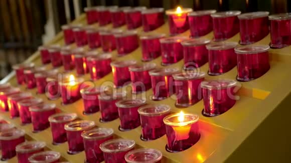 托里诺意大利2018年7月7日都灵大教堂都摩迪都灵用红烛台点燃蜡烛在祭坛上视频的预览图
