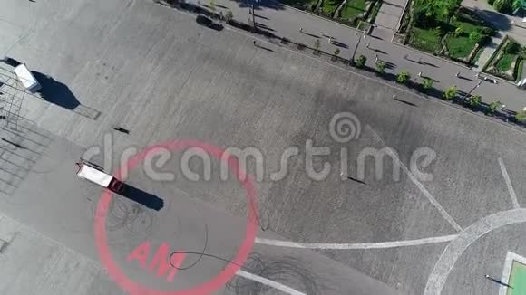 一个女人独自站在一个大区域周围没有人被从空中射杀孤独的女人站在广场上视频的预览图