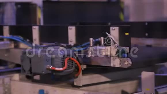 家具生产家具生产过程工厂现代化机器的工作视频的预览图