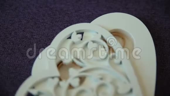 在活动的木制心盒里放着结婚戒指视频的预览图