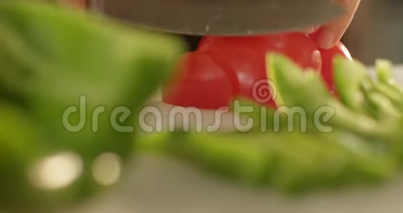 烹饪蔬菜切近慢动作视频的预览图