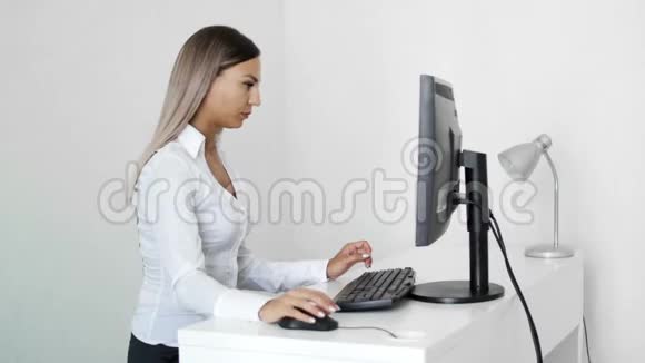 女人在电脑键盘上打字手腕在办公室疼痛腕管综合症视频的预览图