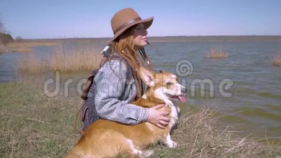 年轻的女旅行者带着狗视频的预览图