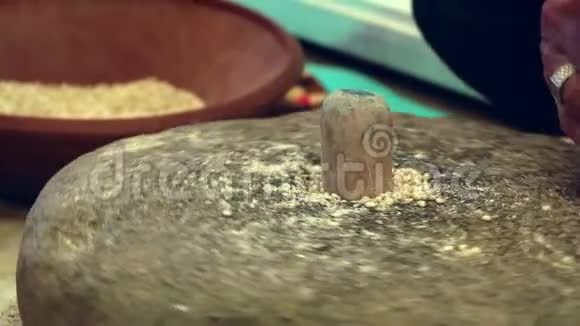 用石头碾碎小麦制成面粉视频的预览图