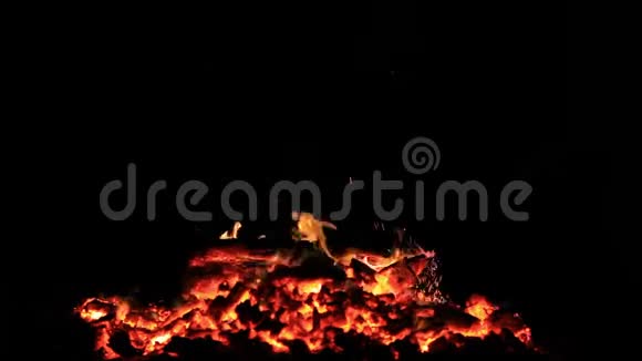 没有声音十秒钟的余烬从篝火中搅拌成小火焰视频的预览图