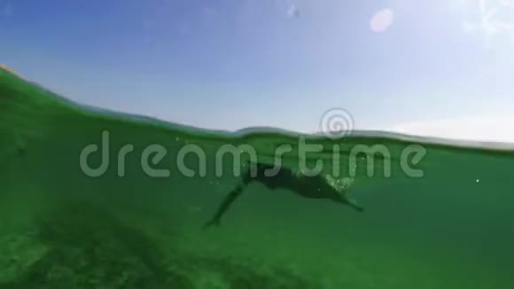 在西班牙漂亮的女孩在清澈的水面上游泳用圆顶和GoPro英雄5黑色4k视频的预览图