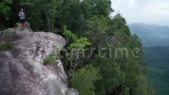 山景点岩石边缘对偶的鸟瞰视频的预览图