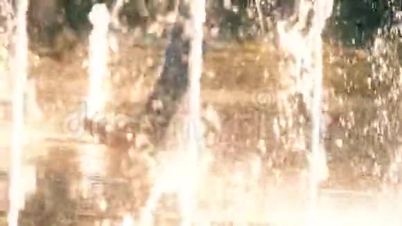 在喷泉中行走的慢镜头视频的预览图
