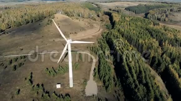风力发电机在森林背景下工作替代能源概念视频的预览图