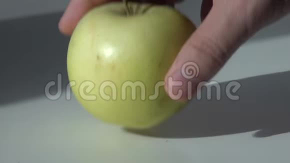 绿苹果放在桌子上视频的预览图