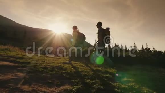 两名登山者在阳光下爬山侧视概念胜利和成就视频的预览图