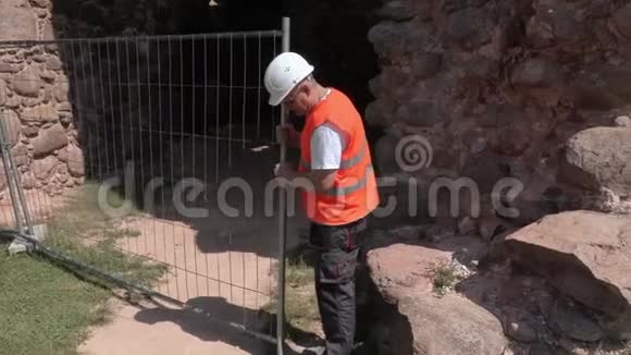 建筑工人修理栅栏视频的预览图