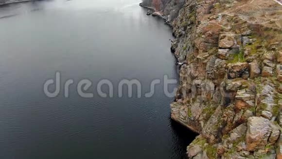 美丽的景色在一条河上有一座桥背景上有一座大坝空中拍摄于4K视频的预览图