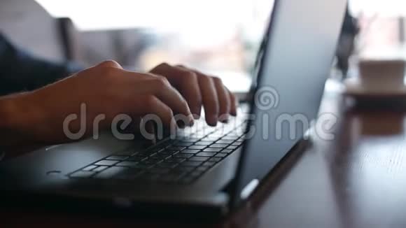 在咖啡馆里自由职业者手在笔记本电脑键盘上打字时相机在屏幕上滑动在办公室工作的商务人士视频的预览图