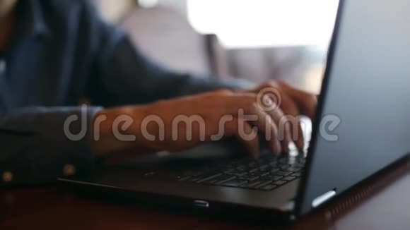从自由职业者手笔记本电脑键盘上打字到戴眼镜的英俊商人手中的照相机幻灯片视频的预览图