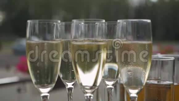 香槟泡在玻璃杯里视频的预览图