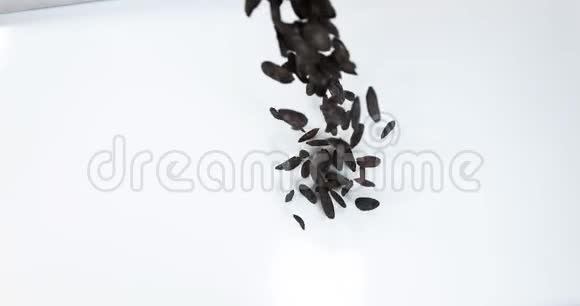 TonkaFevedipteryxdorata香料落在白色背景下慢动作视频的预览图