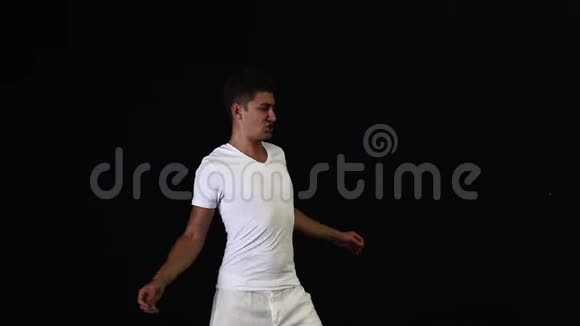 穿着白色衣服的艺术家在黑色背景上唱歌手浪和跳舞视频的预览图