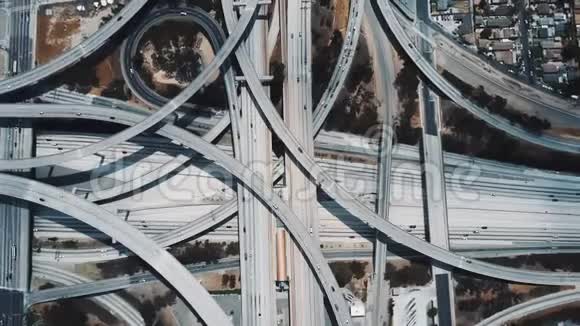 俯视图无人驾驶飞机上升到洛杉矶令人难以置信的复杂高速公路交界处交通在多个层次上移动视频的预览图