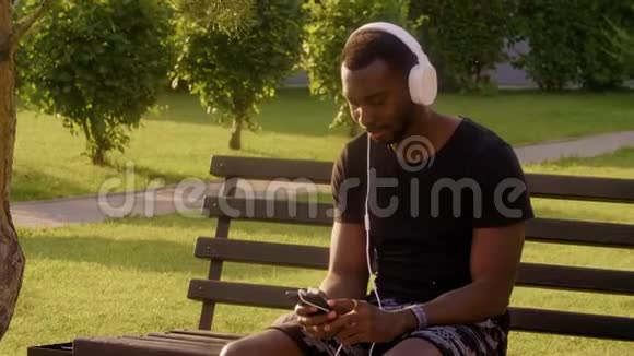 慢动作肖像成熟的非裔美国人在城市听音乐真实的人视频的预览图