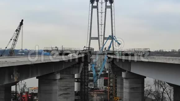 大规模的桥梁施工现场杜莉变焦视频的预览图