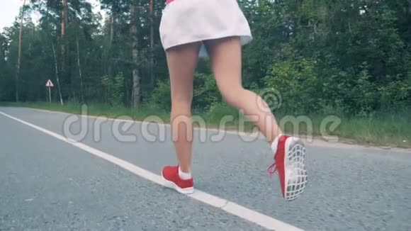 女子跑步时下半身的慢镜头视频的预览图