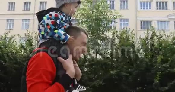 父亲背着儿子骑着他的肩膀视频的预览图