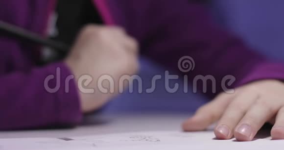 特写一个小女孩的手在桌上画一张白纸视频的预览图