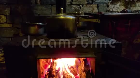 在尼泊尔一个村庄用火木做饭视频的预览图