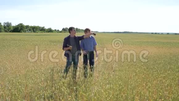 两个农民站在麦田里视频的预览图