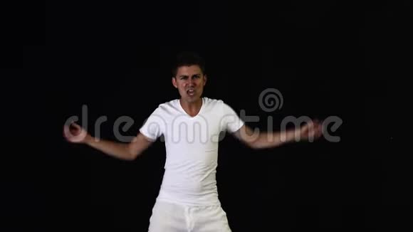 可爱的男人穿着白色衣服唱歌用手挥舞用相机跳舞视频的预览图