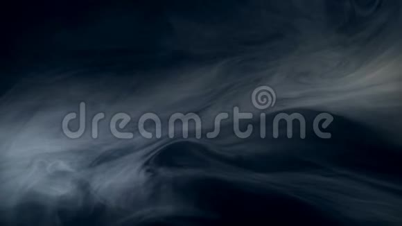 平坦的薄雾漂浮在黑暗的背景下视频的预览图