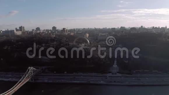基辅市Drone航班飞越Dnieper河阳光明媚的春天视频的预览图