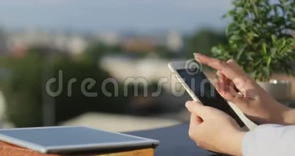 女孩用智能手机在咖啡馆牵手复古的色调紧紧地握住女人的手在她的手机上滚动视频的预览图