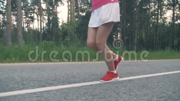 年轻女性在跑步过程中下半身的正面视图健康的生活方式观念视频的预览图