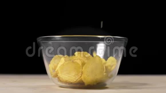 摸索着的薯片慢吞吞地落在碗里摸索着炸土豆小吃啤酒不健康的快餐视频的预览图