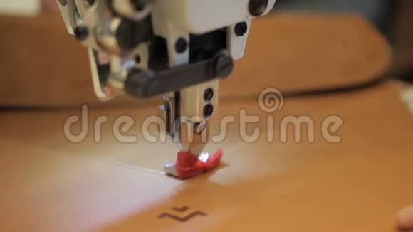 照明车间办公桌缝制皮革制品的工作过程视频的预览图