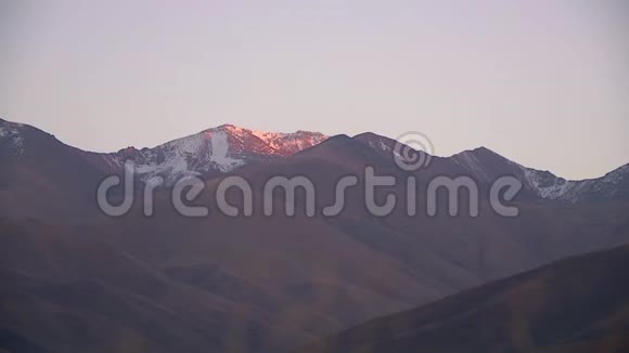 哈萨克斯坦的山麓夕阳的光芒视频的预览图