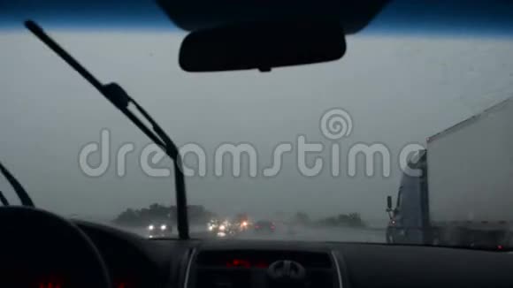 开车穿过雨视频的预览图