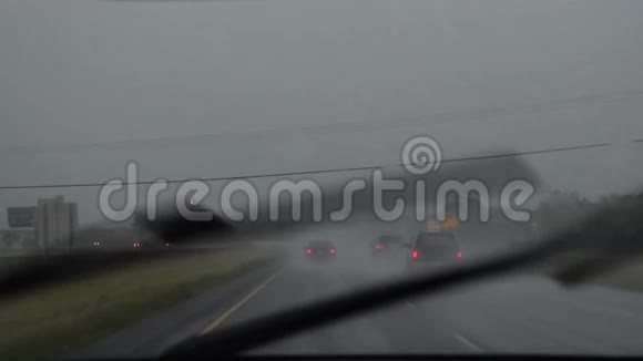 在雨中驾驶视频的预览图